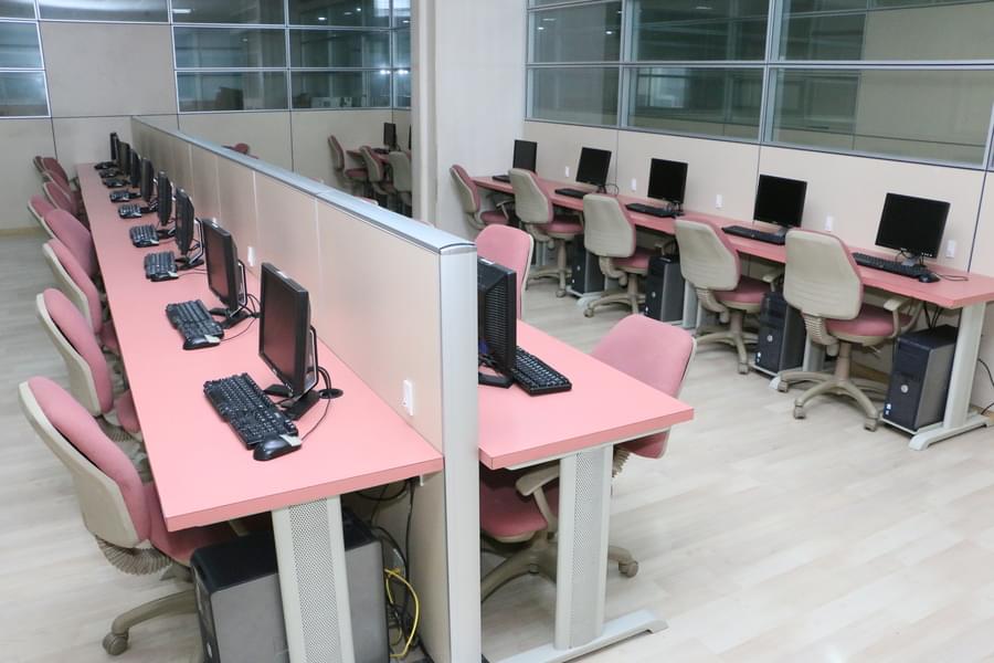 Atmiya Institute of Pharmacy, Atmiya University Rajkot Computer Lab photo 4